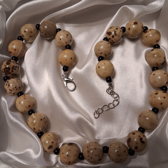 Elegant Tan and Black Beaded Necklace - Picture 2 of 3